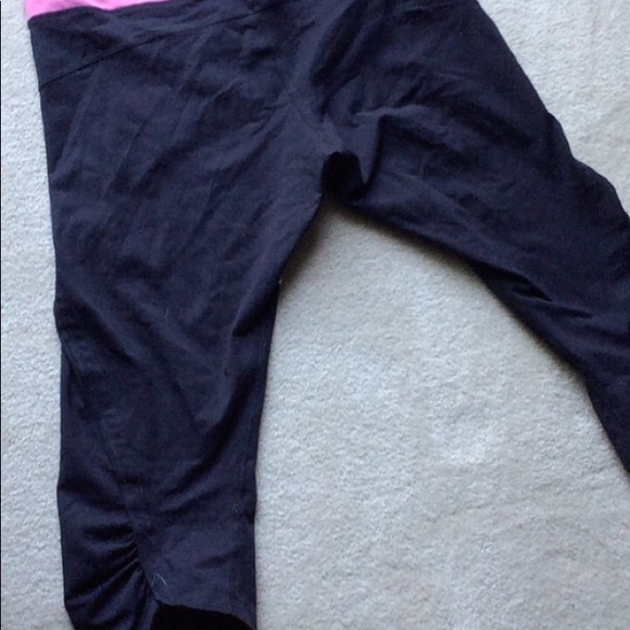 LuLuLemon yoga capris - Picture 2 of 3